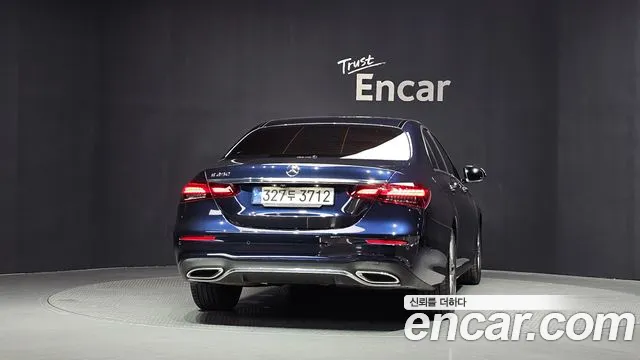 Mercedes-Benz E-Class — Фото автомобиля 3