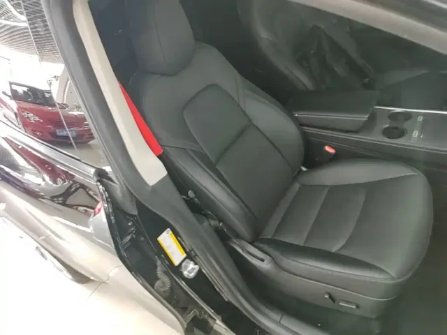Tesla Model Y — Фото автомобиля 19