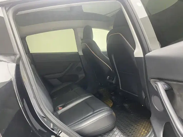 Tesla Model Y — Фото автомобиля 19