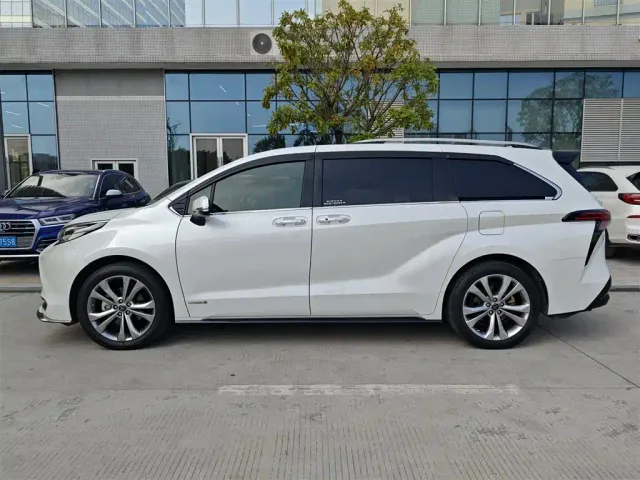 Toyota Sienna — Фото автомобиля 3