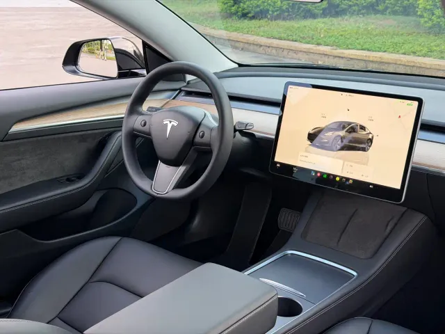 Tesla Model 3 — Фото автомобиля 9
