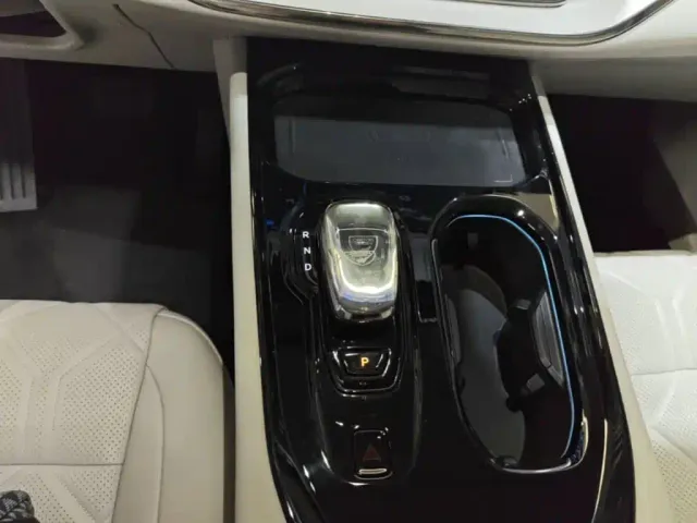 Volvo EM90 — Фото автомобиля 13