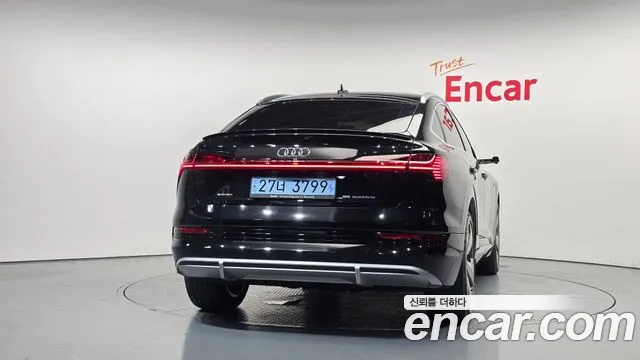 Audi e-tron — Фото автомобиля 3