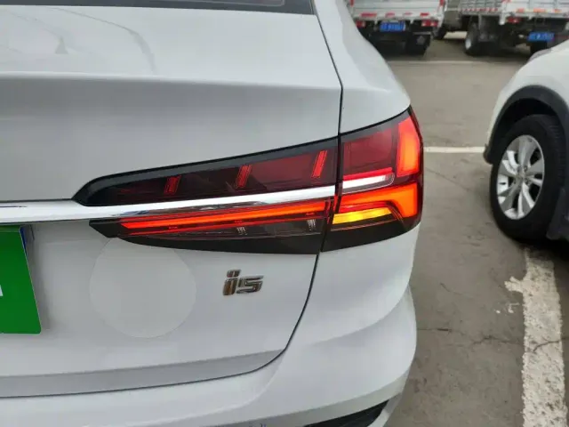 Roewe i5 — Фото автомобиля 23