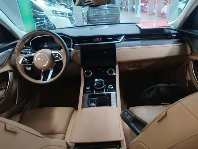 Jaguar XFL — Фото автомобиля 9