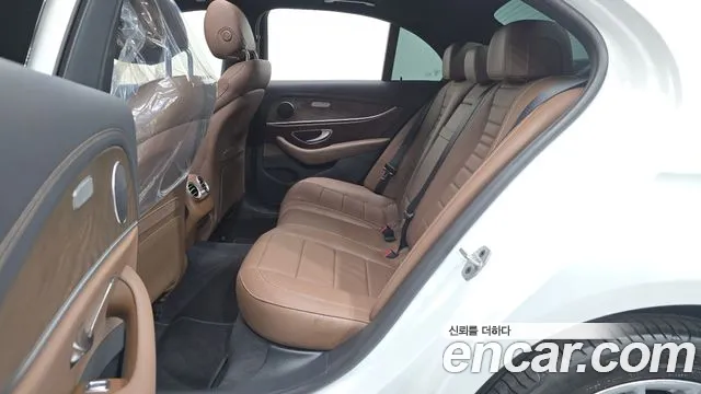 Mercedes-Benz E-Class — Фото автомобиля 12