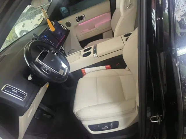 Li Auto L8 — Фото автомобиля 14