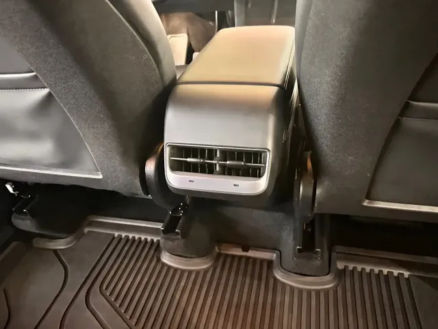 Tesla Model Y — Фото автомобиля 12
