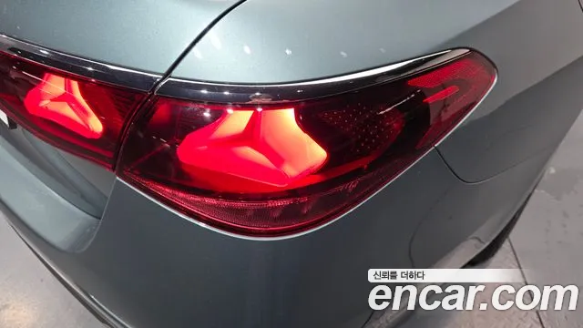 Mercedes-Benz E-Class — Фото автомобиля 22