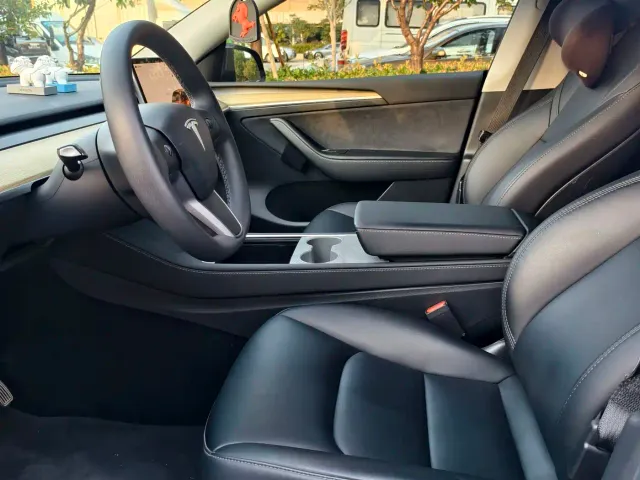 Tesla Model Y — Фото автомобиля 7