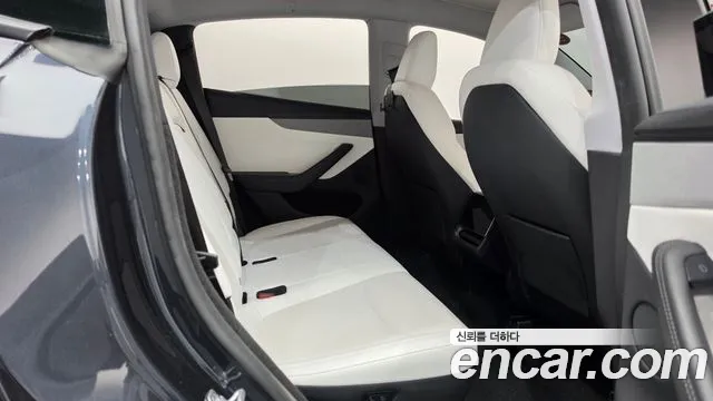 Tesla Model Y — Фото автомобиля 11