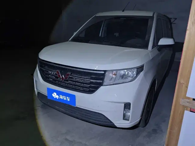 Фотография автомобиля — Wuling Hongguang Plus