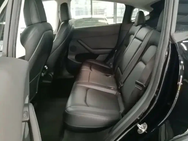 Tesla Model Y — Фото автомобиля 16