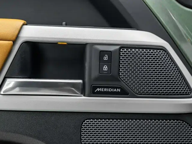 Land Rover Defender — Фото автомобиля 14