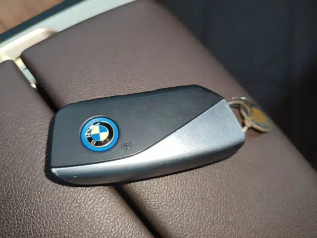 BMW iX — Фото автомобиля 8