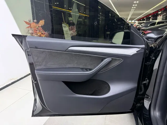 Tesla Model Y — Фото автомобиля 14