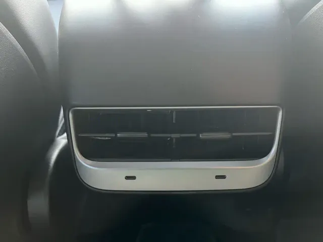 Tesla Model Y — Фото автомобиля 29