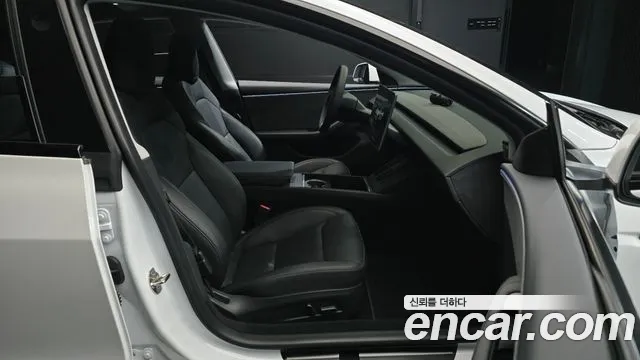 Tesla Model 3 — Фото автомобиля 16