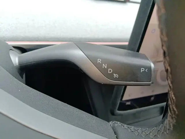 Tesla Model Y — Фото автомобиля 13