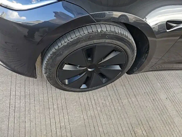 Tesla Model 3 — Фото автомобиля 22