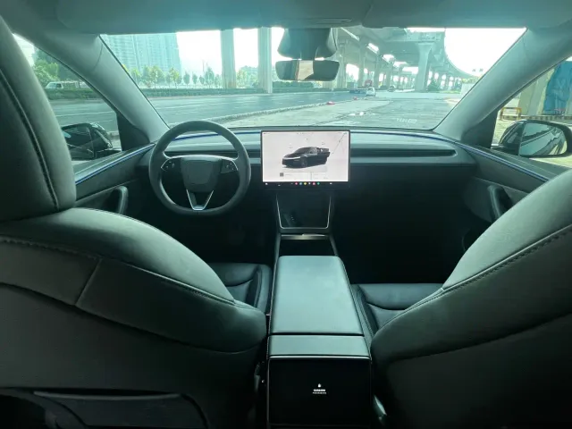 Tesla Model Y — Фото автомобиля 8