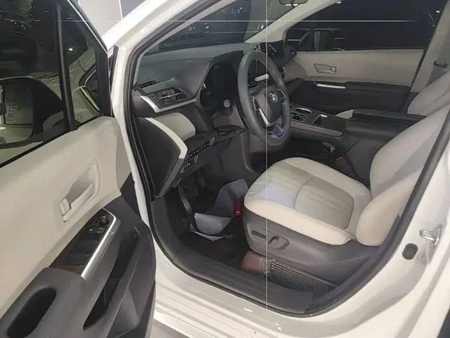 Toyota Sienna — Фото автомобиля 15