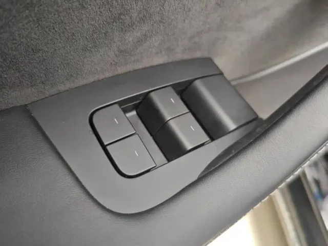 Tesla Model Y — Фото автомобиля 12