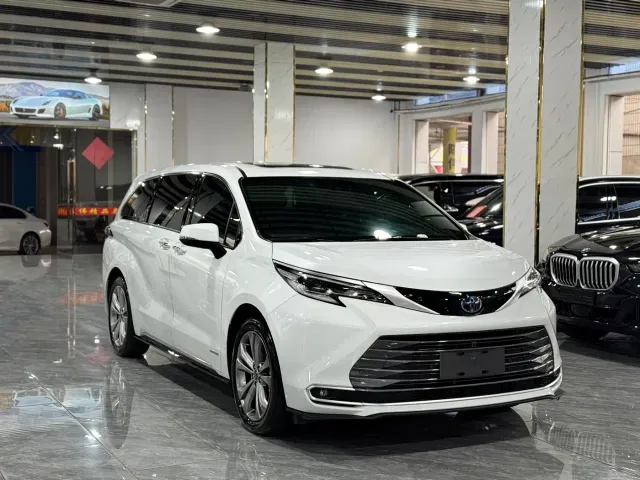 Toyota Sienna — Фото автомобиля 3