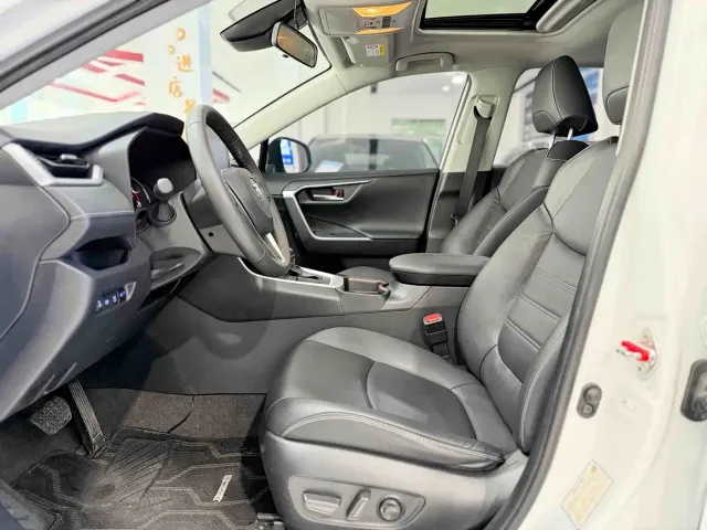 Toyota RAV4 — Фото автомобиля 4