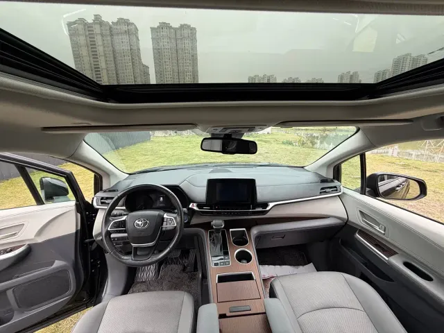 Toyota Sienna — Фото автомобиля 9