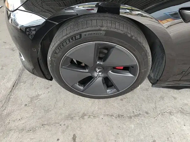 Tesla Model 3 — Фото автомобиля 22