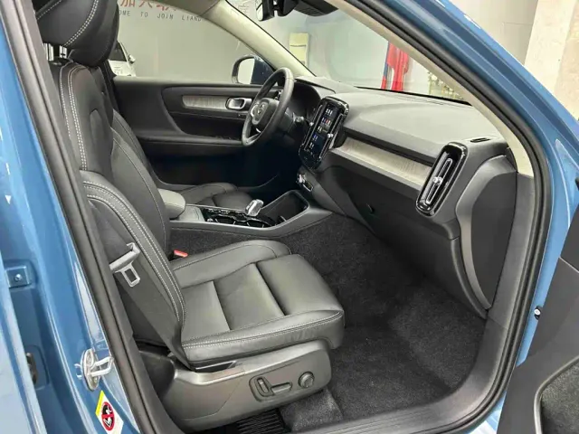 Volvo XC40 — Фото автомобиля 18