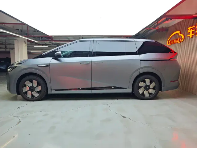 Xpeng X9 — Фото автомобиля 6