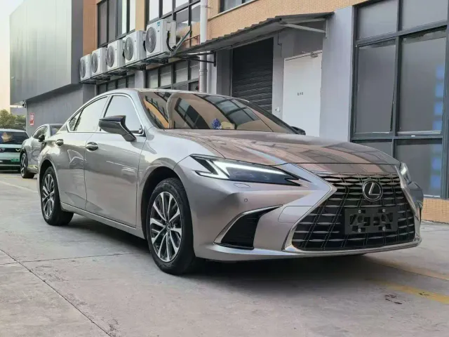 Lexus ES — Фото автомобиля 3
