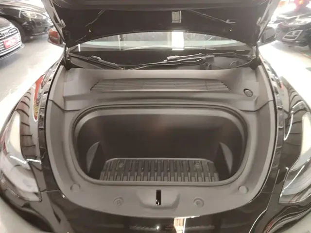 Tesla Model Y — Фото автомобиля 18