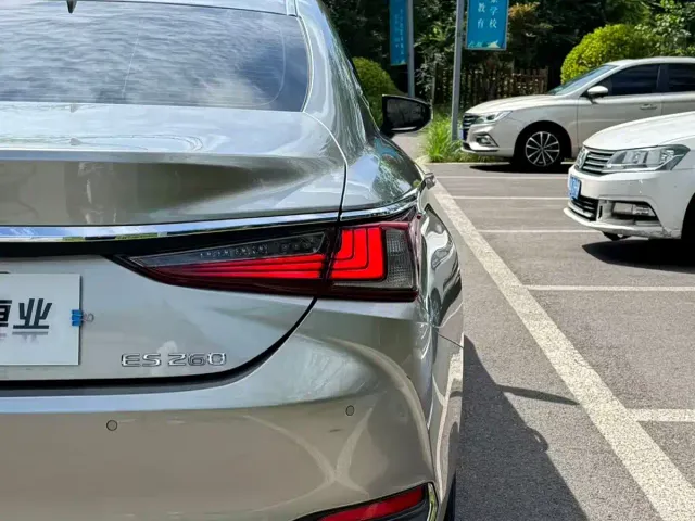 Lexus ES — Фото автомобиля 18