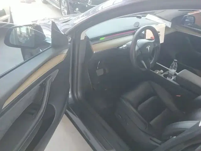 Tesla Model Y — Фото автомобиля 15