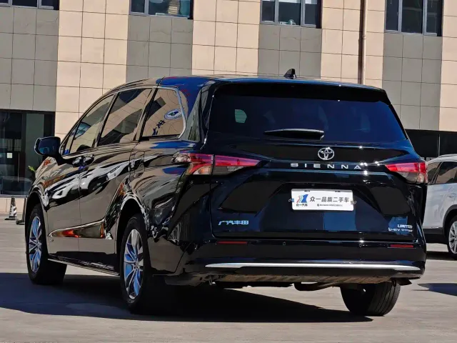 Toyota Sienna — Фото автомобиля 4