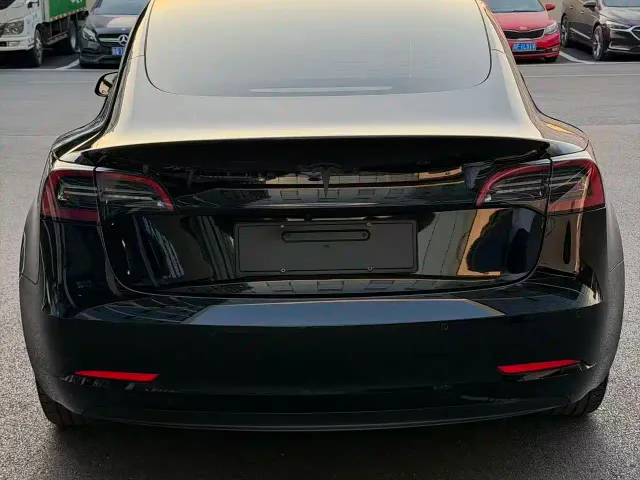 Tesla Model 3 — Фото автомобиля 8