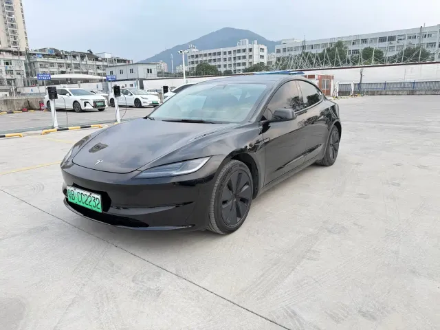 Фотография автомобиля — Tesla Model 3