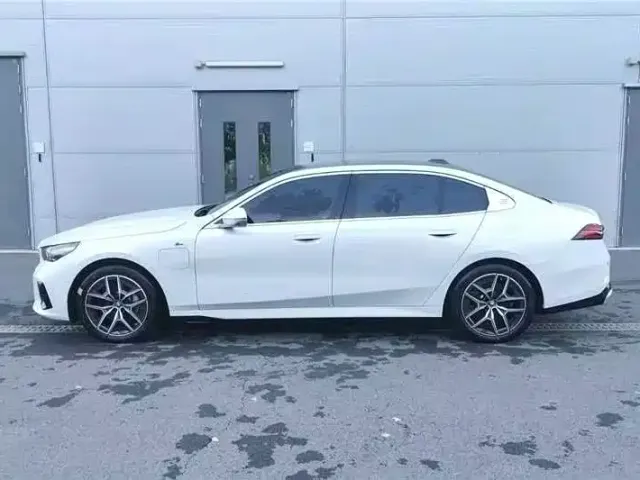 BMW i5 — Фото автомобиля 4