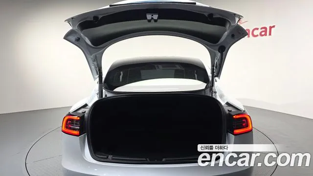 Tesla Model 3 — Фото автомобиля 25