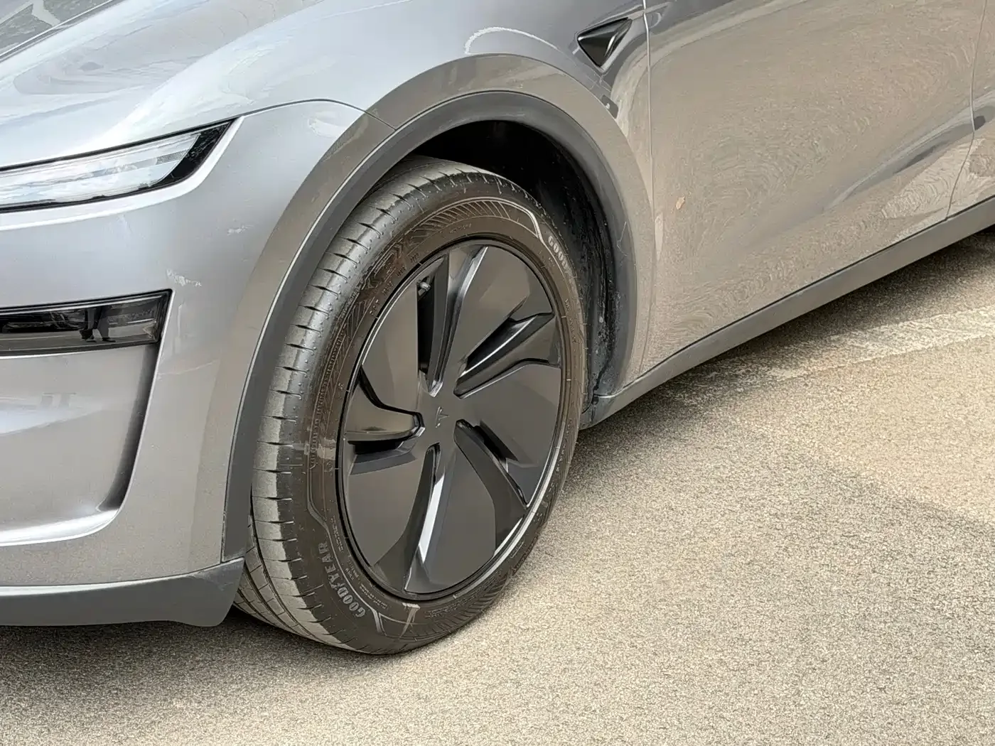 Tesla Model Y 2025 Rear-Wheel Drive — Фото автомобиля 9