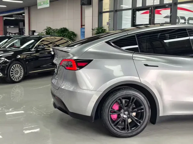 Tesla Model Y — Фото автомобиля 17
