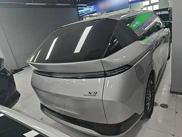 Xpeng X9 — Фото автомобиля 5