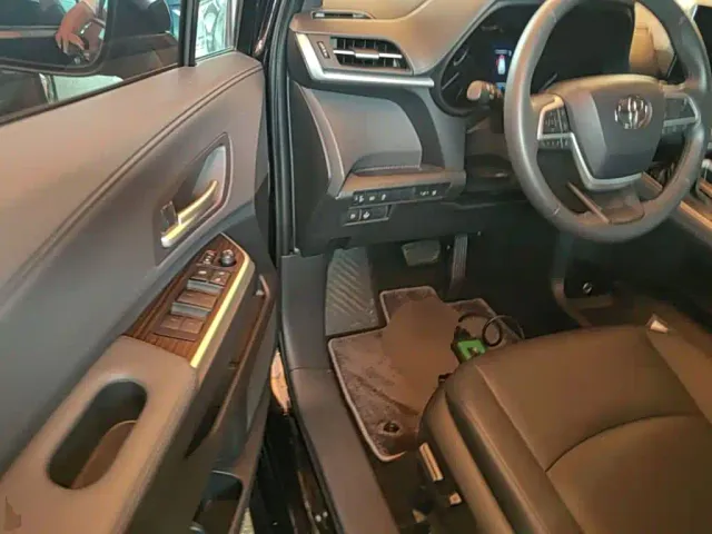 Toyota Sienna — Фото автомобиля 15