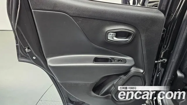 Jeep Renegade — Фото автомобиля 24
