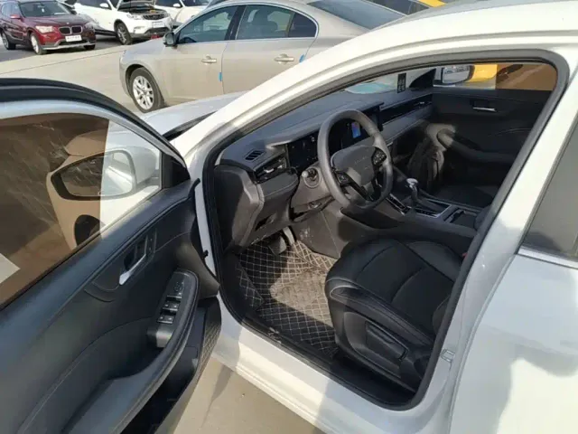 Roewe i5 — Фото автомобиля 15