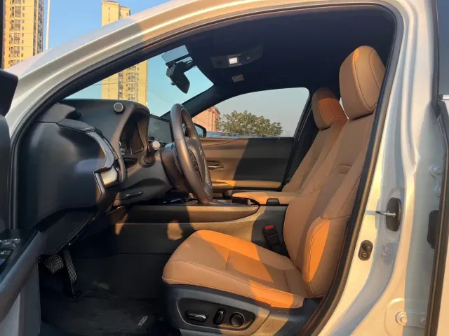 Lexus UX — Фото автомобиля 4