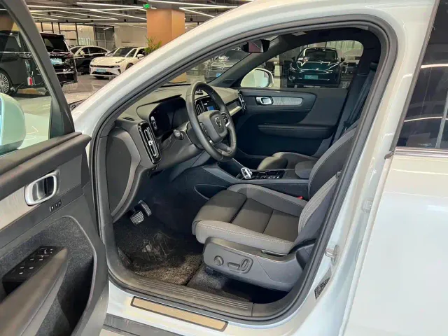Volvo XC40 — Фото автомобиля 8